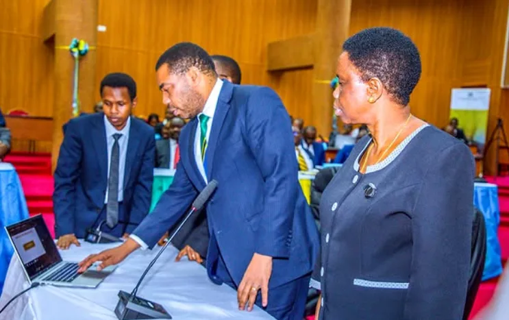 Waziri wa Fedha, Dkt. Mwigulu Nchemba, akizindua mfumo mpya wa kushughulikia malalamiko ya wateja uitwao SEMA NA BOT.