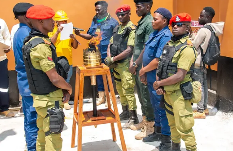 Mwenge wazindua Kiwanda cha Kuchenjua Madini ya Dhahabu Wilayani Chunya cha Kampuni ya Ken Gold kilichogharimu kiasi cha Shilingi Bilioni 2 pesatu.co.tz