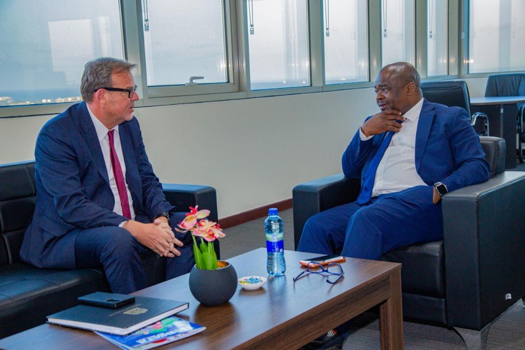 MSAJILI WA HAZINA AFUNGUA UKURASA NA JEUNE AFRIQUE -pesatu.co.tz